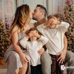 Transformați o sesiune foto de Crăciun într-un joc plin de bucurie și afecțiune la ArtisticFoto București. Pentru amintiri pline de dragoste și zâmbete.