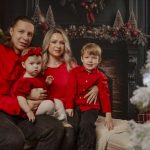 familie imbracata in tematica de Craciun, cu copii