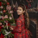 fata sedinta foto craciun studio, langa brad