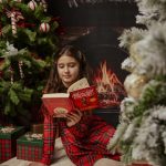 fata sedinta foto craciun studio, citind carte langa semineu